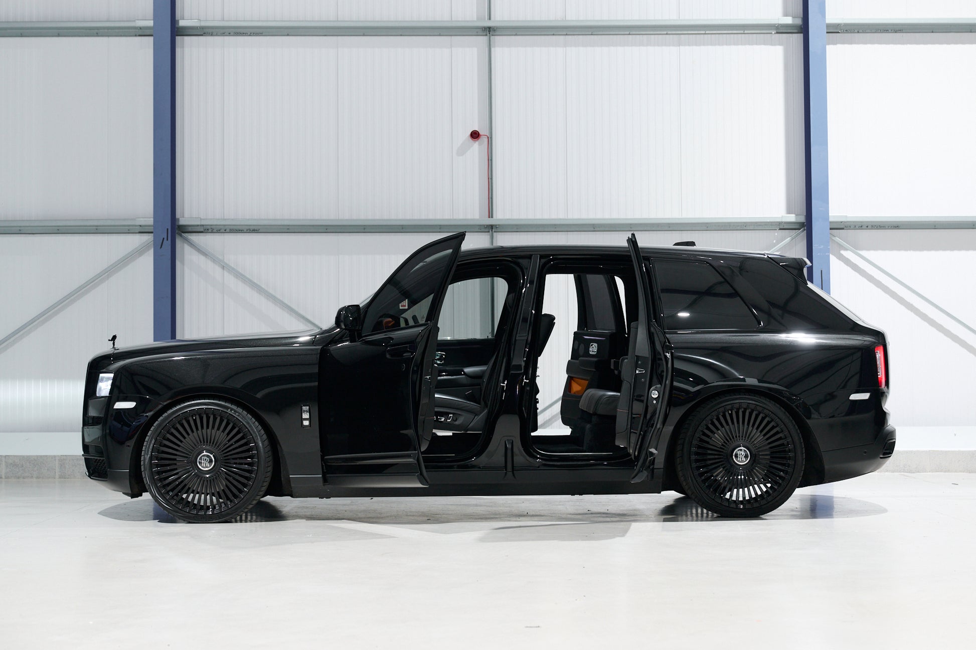 Rolls Royce Cullinan - (Black/Gray Interior)