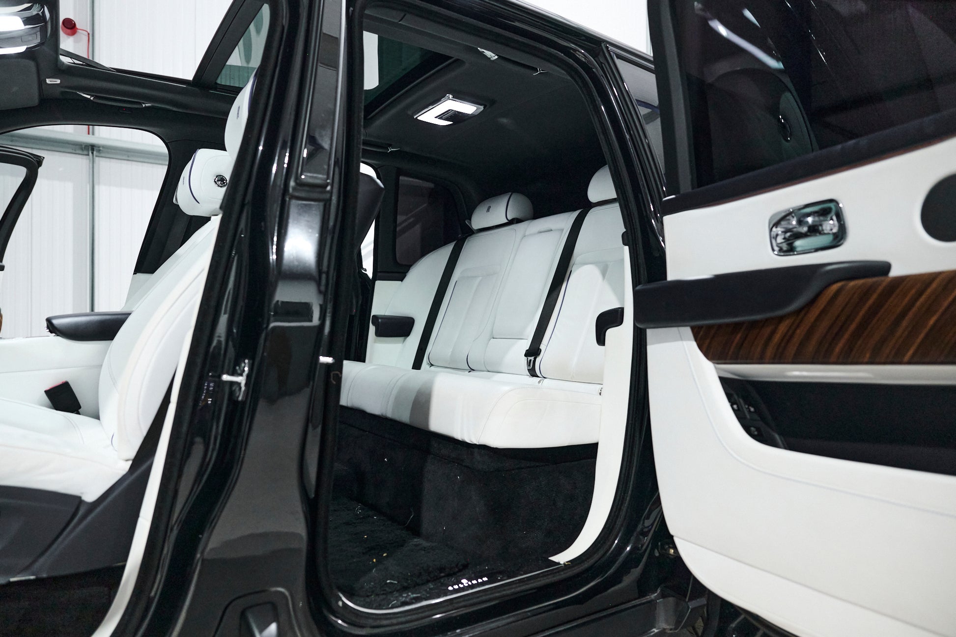 Rolls Royce Cullinan - (White Interior)