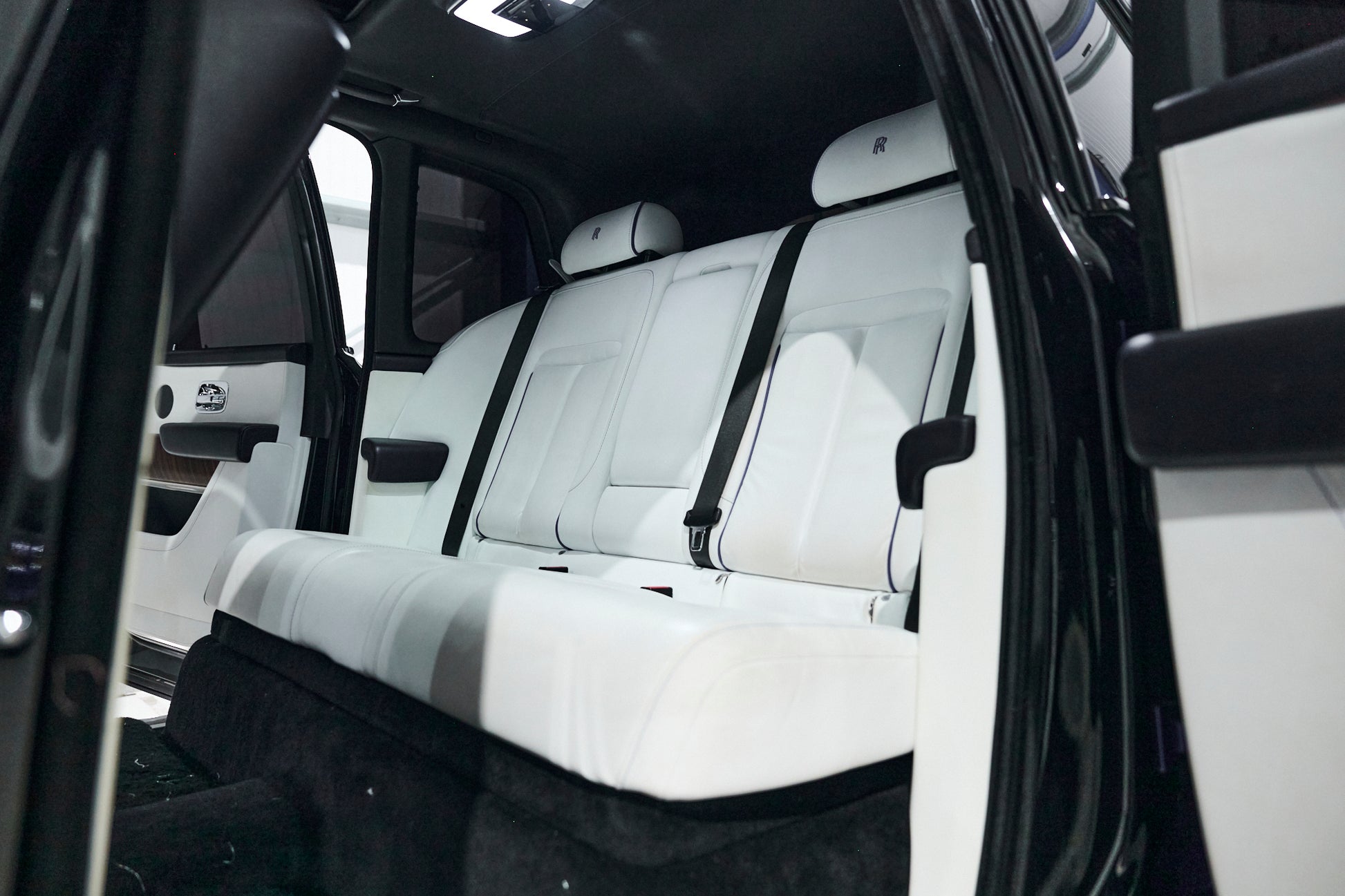 Rolls Royce Cullinan - (White Interior)