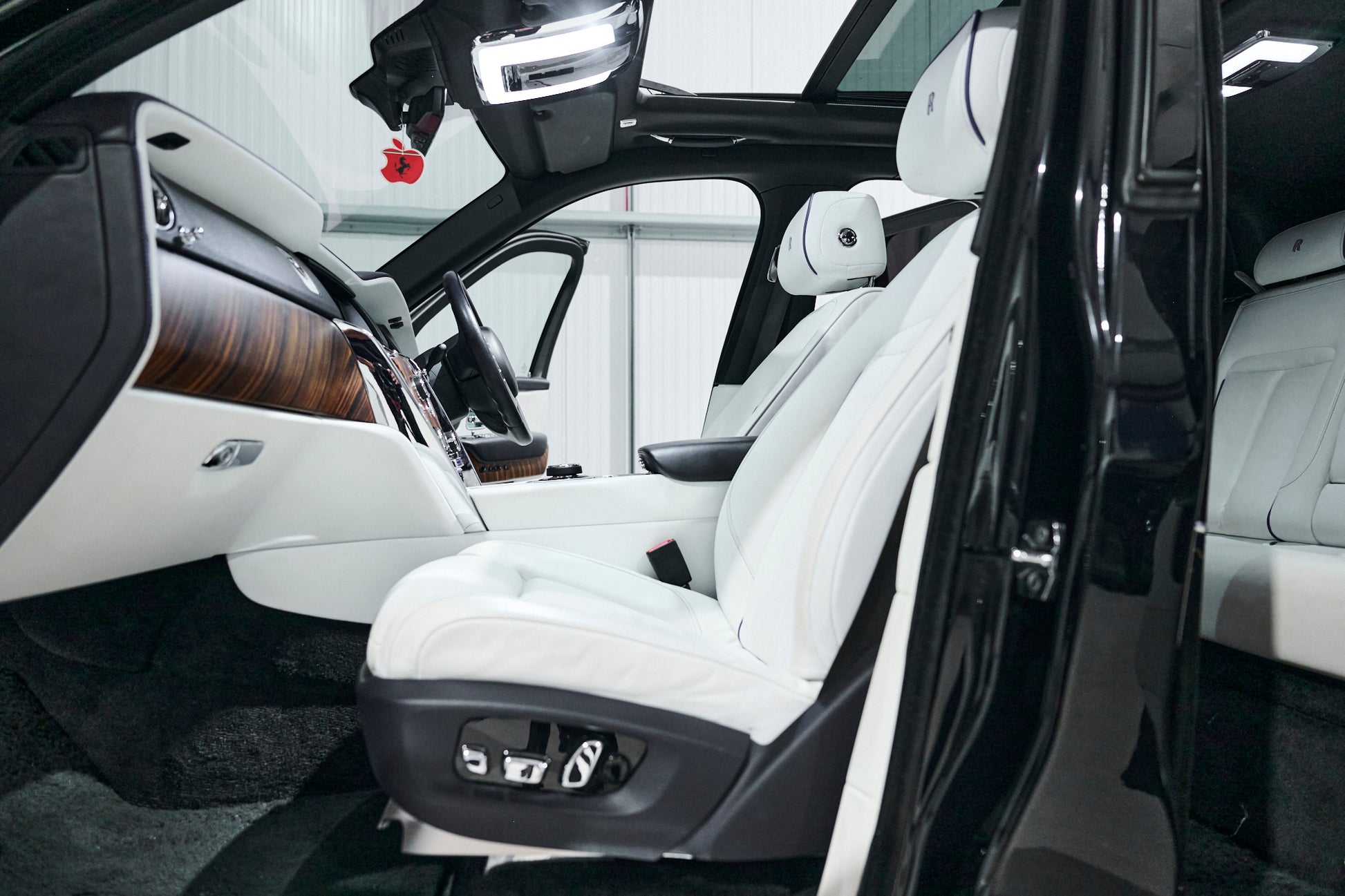 Rolls Royce Cullinan - (White Interior)